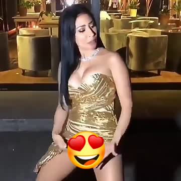 mulher desfilando roupa de ouro