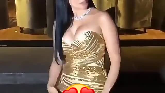mulher desfilando roupa de ouro