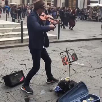 Artista callejero deslumbra a los espectadores con una épica presentación de violín