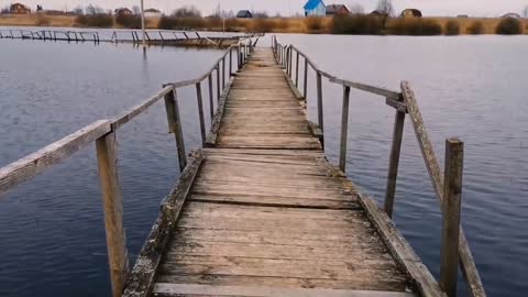 The old bridge that has undergone the baptism of time