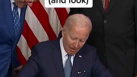 President #Biden gives Sen. #Manchin a pen (and a look)