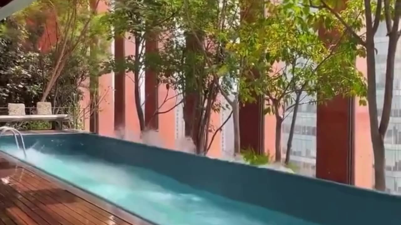 how 7 magnitude Earthquake shakes the swimming pool, made on top floor of multistory hotel