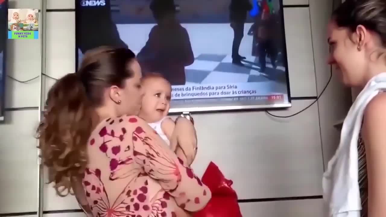 Funny videos, babies get confused by twin parents compilation