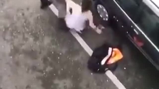 Man tackles a crazy woman who was tryna vandalize the car