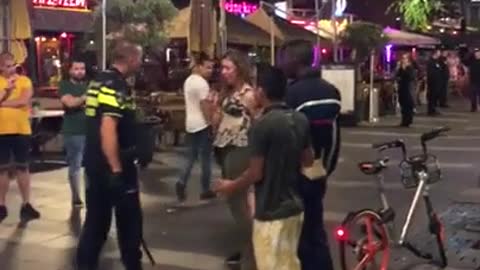 Può la polizia far questo? Qualcuno li sbatta in galera.