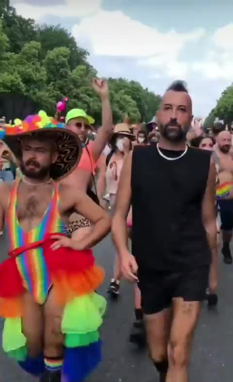 Mundo arcoiris en una marcha solemne