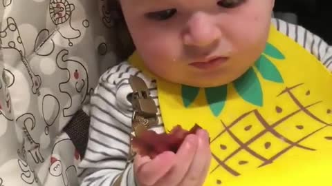 You won't believe how this kid reacts to a slice of bacon