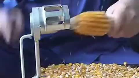 Watch how to debunk a corn on the cob