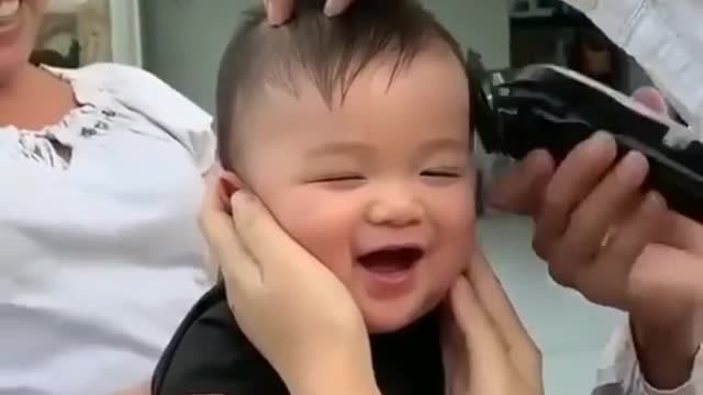 ADORABLE BABY`S HEARTWARMING REACTION TO HAIRCUT