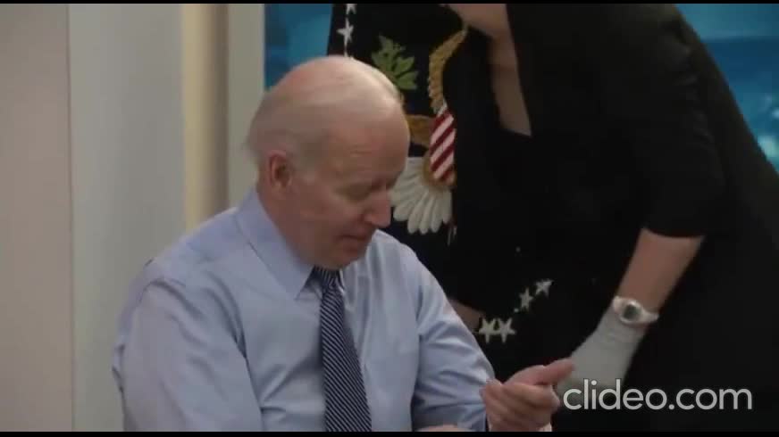 [No needle again] The notorious T.A.Z catches crackhead Biden faking vaccine