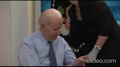 [No needle again] The notorious T.A.Z catches crackhead Biden faking vaccine