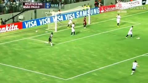 UNBELIEVABLE PLAYS AND LAUNCHES BY RONALDINHO GAUCHO...