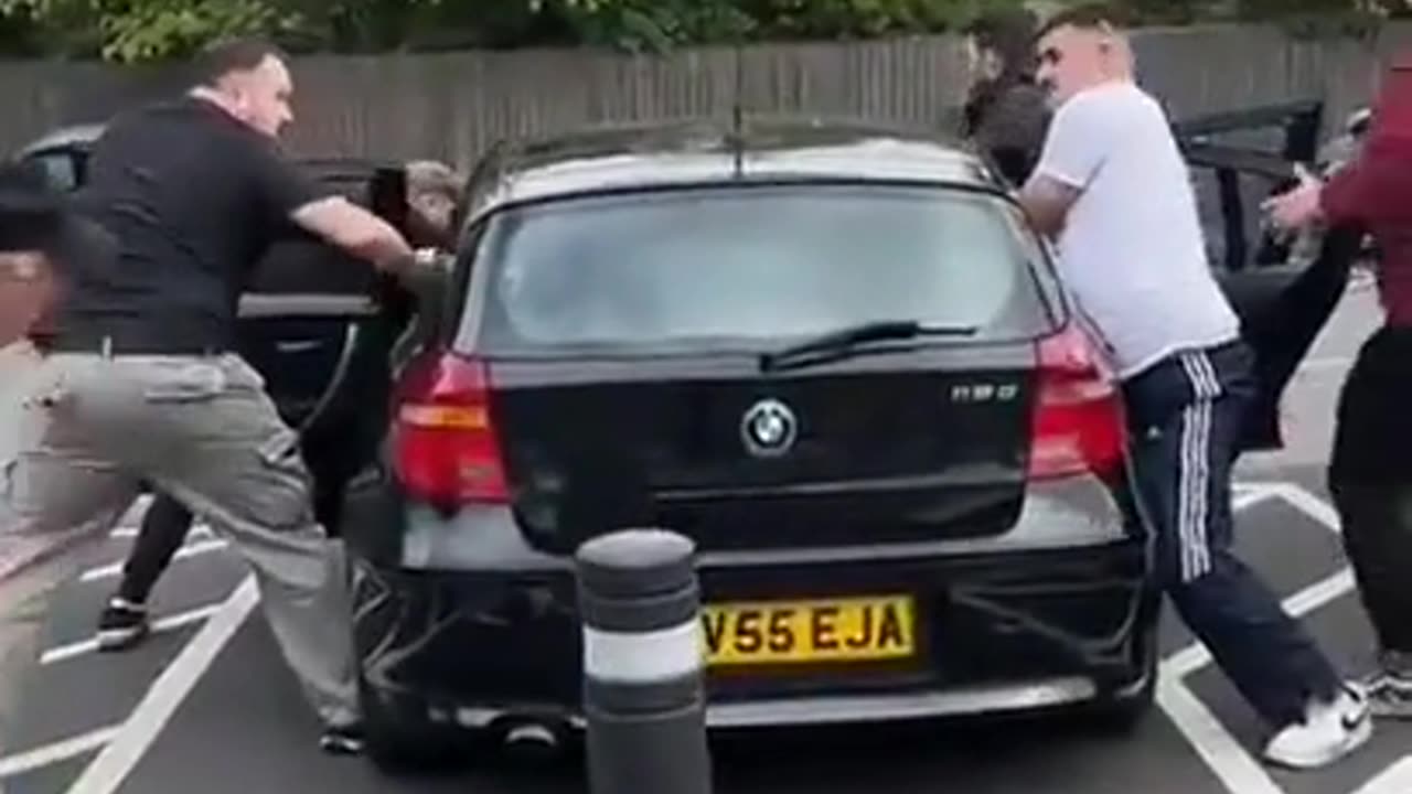 TWO GUYS ATTEMPT TO ROB A GROCERY STORE IN ENGLAND