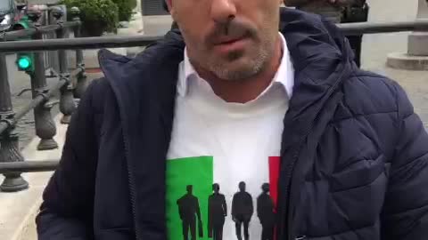 40 POSSESSORI DI PARTITA IVA SI SONO INCATENATI IN PIAZZA COLONNA, DINANZI A PALAZZO CHIGI.