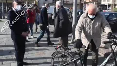 Trovati i colpevoli della terza ondata: sono le panchine, poiché causano assembramenti!