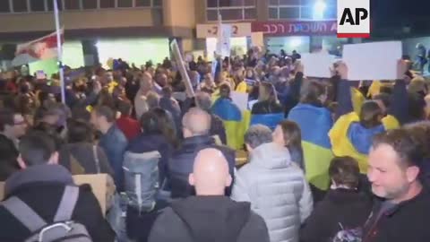 Israelis protest in front of Russian embassy in Tel Aviv