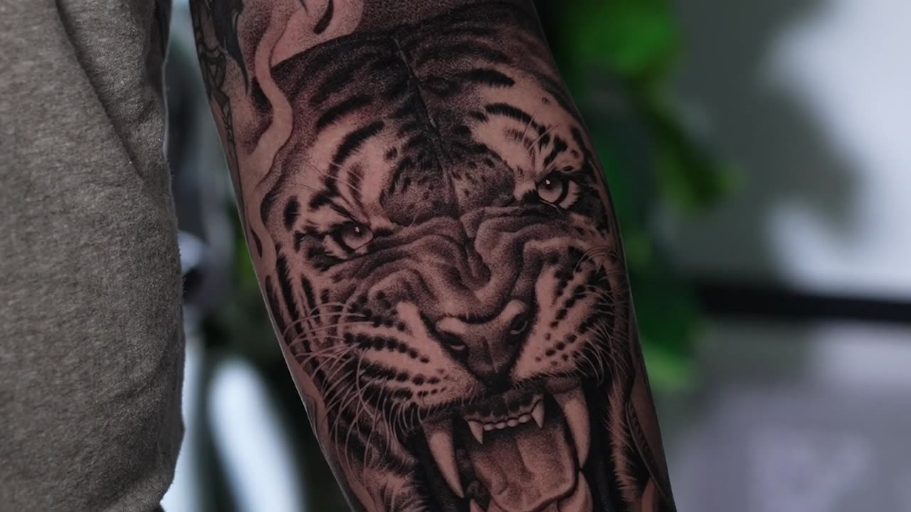 REALISTIC BLACK & GREY TIGER TATTOO TIMELAPSE