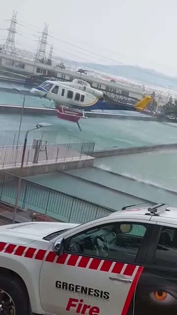 Από την ΕΥΔΑΠ Μενιδίου φορτώνουν με νερό τις δεξαμενές των ελικοπτέρων οι πιλότοι