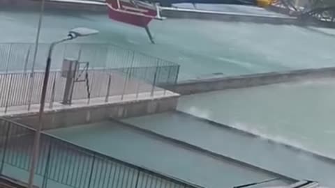 Από την ΕΥΔΑΠ Μενιδίου φορτώνουν με νερό τις δεξαμενές των ελικοπτέρων οι πιλότοι