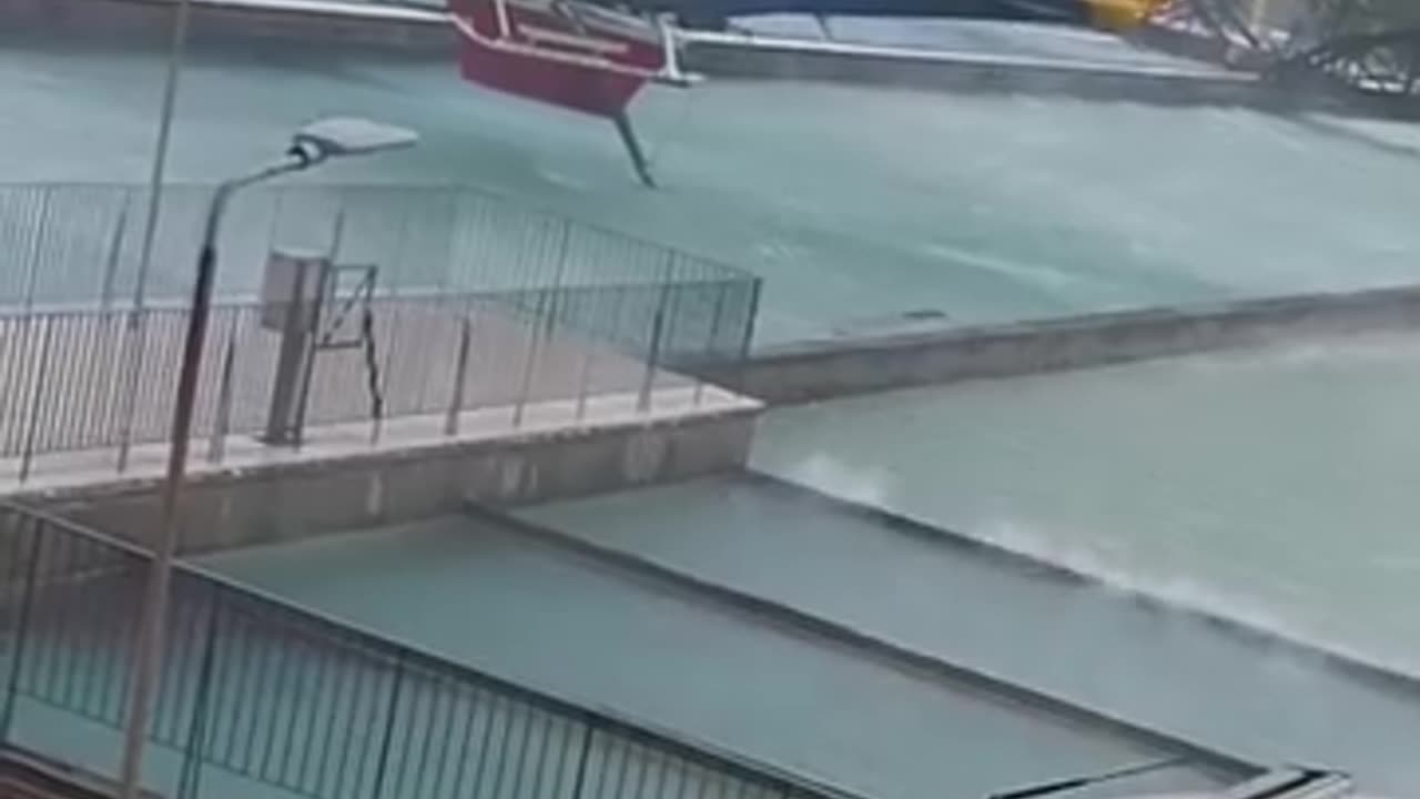 Από την ΕΥΔΑΠ Μενιδίου φορτώνουν με νερό τις δεξαμενές των ελικοπτέρων οι πιλότοι