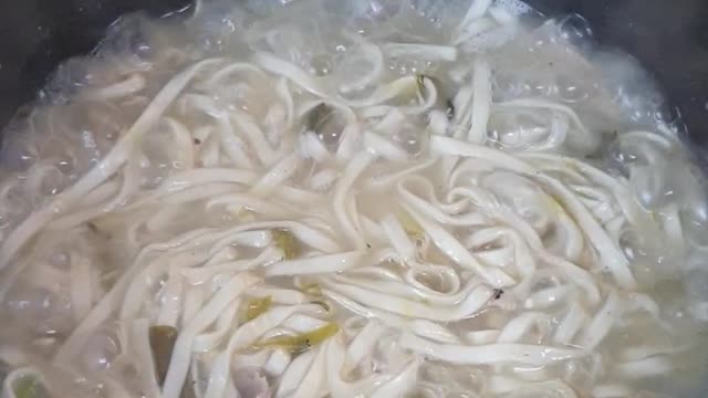 K-Food : Noodle Soup with Chicken