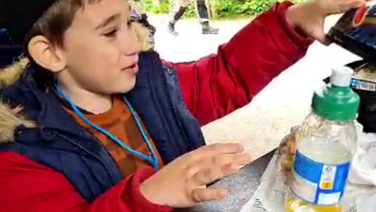 Enfant prenant son petit déjeuner