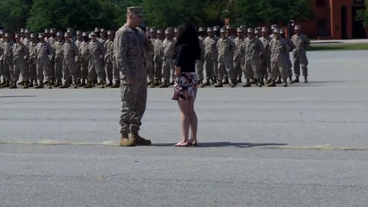 O.M.G,gilrfriend surprised by his military boyfriend, home coming with proposal