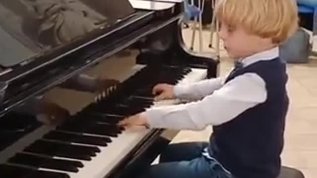 Il piccolo genio Alberto Cartuccia Cingolani di 5 anni esegue alcuni brani di Mozart.🎶🎵