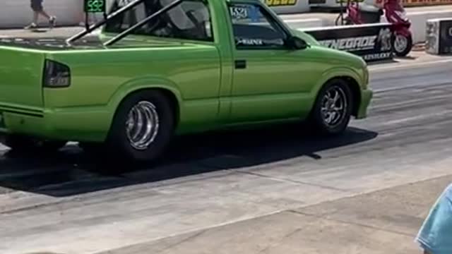 .Chevy S-10 Drag Racing Burnout