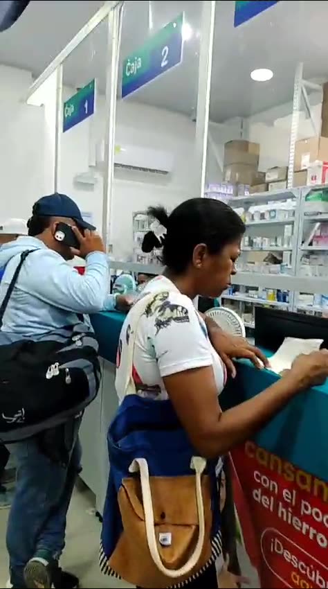 Ciudadanos denuncian demoras para reclamar medicamentos en farmacia