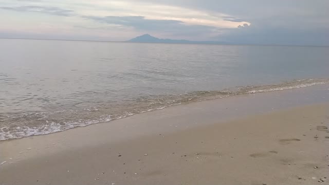 🌊 The beautiful evening sea with amazing, calm sea waves. So relaxing!!! 🌊🌅