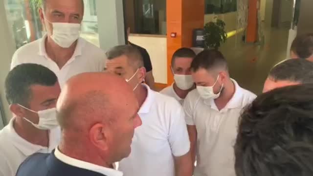 Marko Carević ispred zgrade Opštine Budva