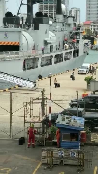 Sri Lanka: President escapes on a board amid massive protests