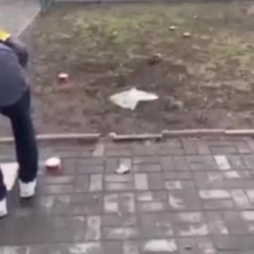 Ukránok az utcán ahogyan kezelik az élelmiszer adományokat