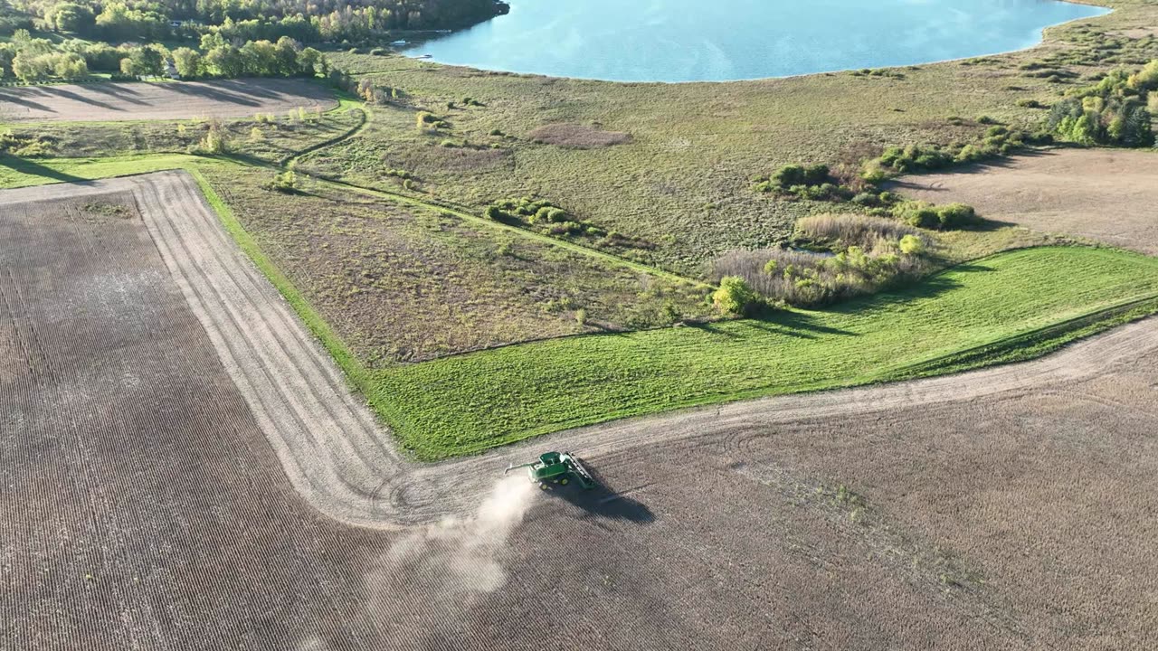 John Deere Combing Beans