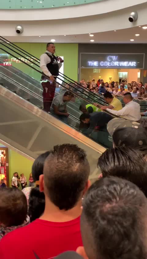 Niño que quedó atrapado en escaleras de un centro comercial de Bucaramanga, está estable