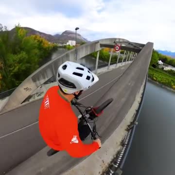 Daredevil riding bike across bridge will weaken your knees