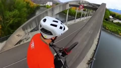 Daredevil riding bike across bridge will weaken your knees