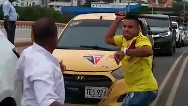 Video: dos conductores protagonizan pelea en plena vía