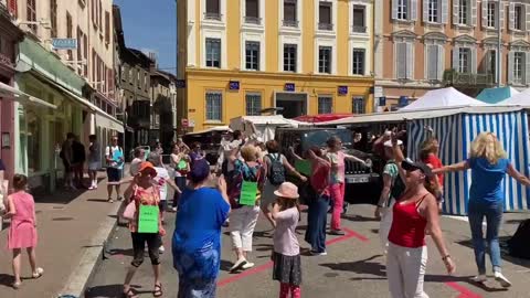 LMBL et PEC et Reinfo covid dansent ensemble au marché de Vienne le 12 juin