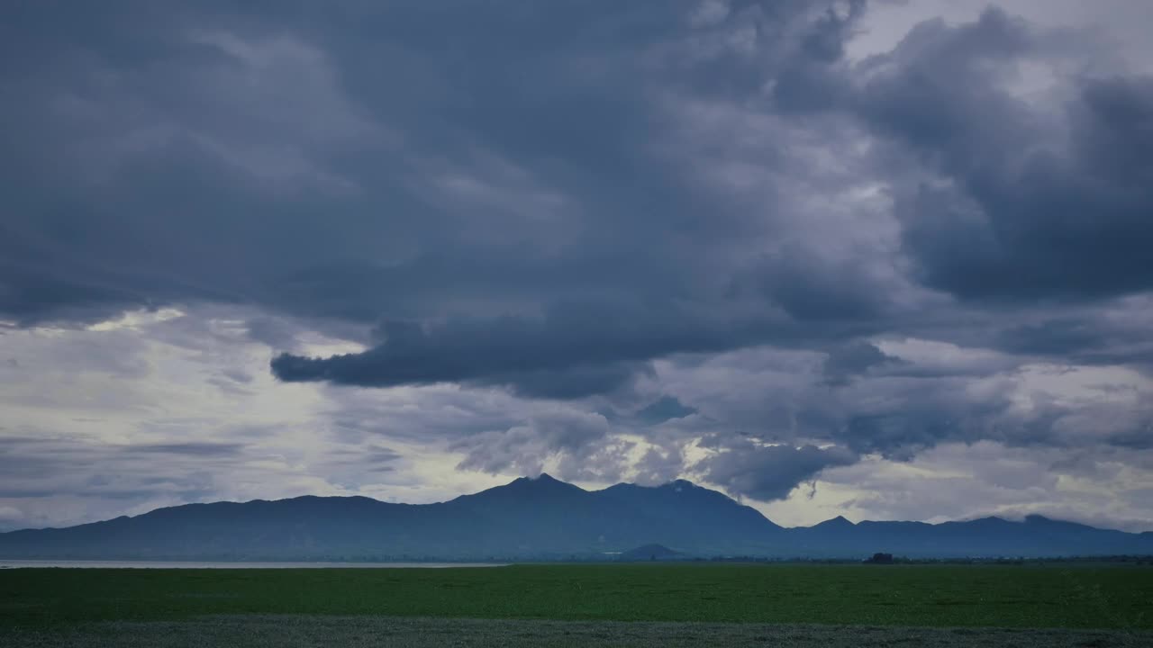 Landscape of an immense plain surrounded by hills