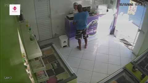 Homem invade loja de açaí na sutileza e rouba celular