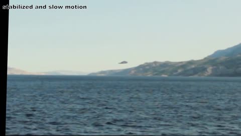 OVNI volando bajo filmado sobre el Mar Adriático desaparece en el aire