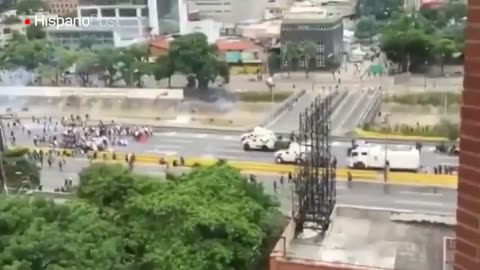 Ariel Maceo Tellez - Este es @NicolasMaduro bailando en la televisión nacional mientras sus fuerzas militares masacraban al pueblo venezolano.