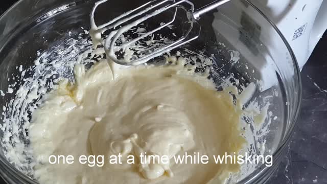 HOW TO MAKE THE PERFECT AND FLUFFY VANILLA CUPCAKES | VANILLA CUPCAKE RECIPE