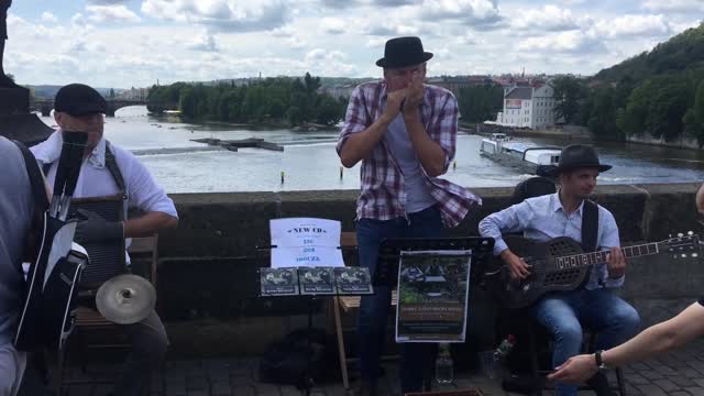 【Puts On A Show】 Blues Prague High Street To Busker’s Music