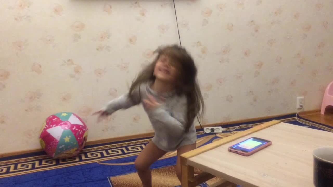 маленькая девочка учится танцевать; little girl learns to dance