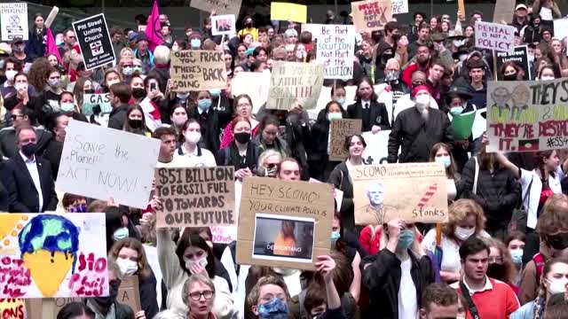 Thousands of Australian students stage climate strike