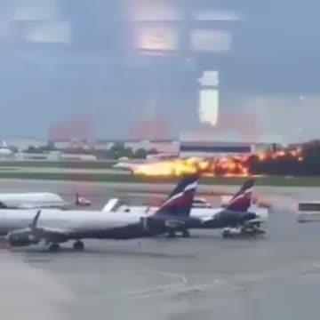 Videos captaron el incendio de un avión de pasajeros, el cual dejó 13 muertos en Moscú