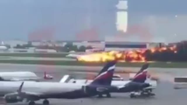 Videos captaron el incendio de un avión de pasajeros, el cual dejó 13 muertos en Moscú